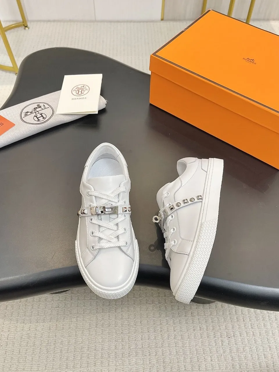 Men's Men's Shoes💰620❤️❤️❤️HERMES 2021 latest Kelly buckle white sneakers are online! The highest version on the market! Purchasing level quality! The H family rarely produces flat casual shoes, and they are styled with classic palladium-plated Kelly shoe buckles! Create a fashionable urban look that perfectly embodies the noble and elegant style of Hermès! Material selection: Fabric imported cowhide, lining + foot pads imported sheepskin, original molded TPU outsole, heavy gold molded kelly buckle full of texture Size: Female: 35-41 (41 is not returnable) Male: 39-45 (45 is not returnable)